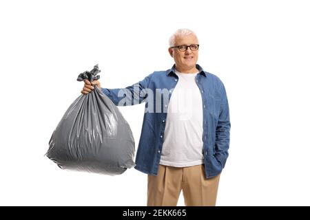 Reifer Mann hält einen Müllbeutel isoliert auf weißem Hintergrund Stockfoto