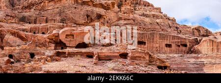 Felsformationen mit Blick auf das Nabatäische Theater, Petra, Jordanien Stockfoto