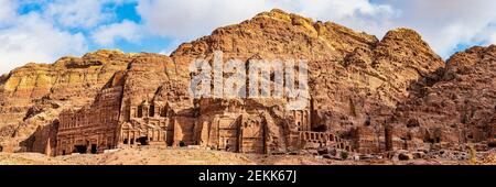 Felsformationen mit Blick auf die Königsgräber, Petra, Jordanien Stockfoto