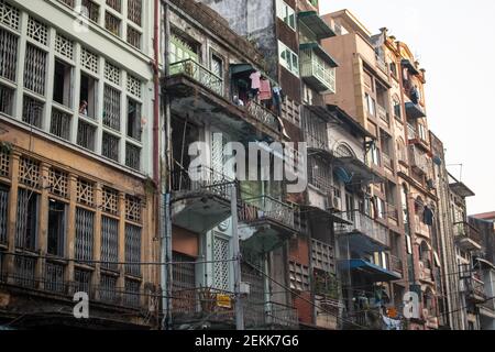 YANGON, MYANMAR - DECEMEBER 31 2019: Straßenansicht eines normalen Wohnhauses mit Balkonen im Zentrum von Yangon Stockfoto