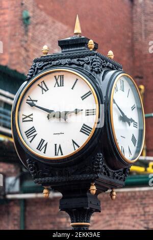 Zeit Elektrische Uhr im Distillery District, Toronto, Kanada Stockfoto