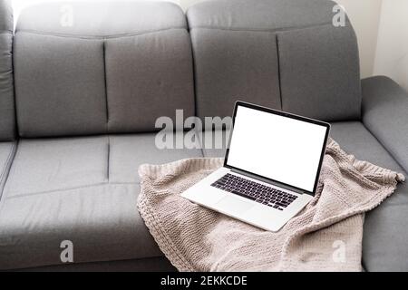 Ein Laptop auf dem Bett im Haus Stockfoto