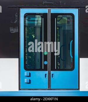 Nahaufnahme der automatischen Türen des Zuges. Stockfoto