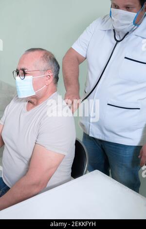 Allgemeine medizinische Check-up Hören Sie auf Lunge und Herz Stockfoto