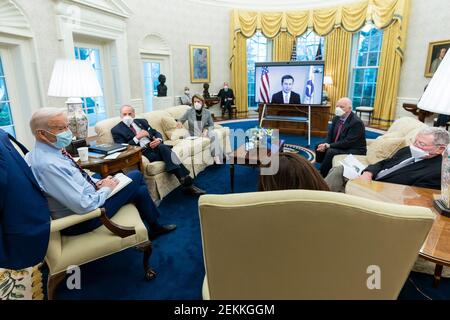 US-Präsident Joe Biden und Vizepräsident Kamala Harris, zusammen mit dem Verkehrsminister Pete Buttigieg via Zoom, treffen sich mit einer überparteilichen Gruppe von Senatoren, um die Infrastrukturentwicklung im Oval Office des Weißen Hauses am 11. Februar 2021 in Washington, D.C. zu diskutieren Stockfoto