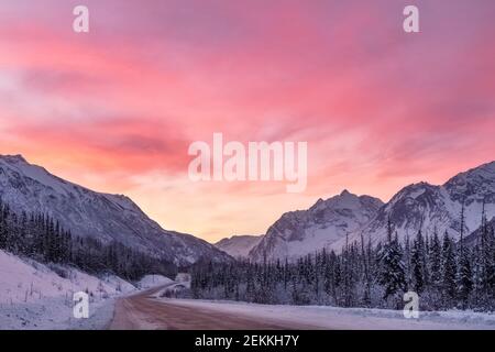 Dawn Colors auf dem Polar Bear Peak und Eagle Peak im Chugach State Park in Southcentral Alaska. Stockfoto