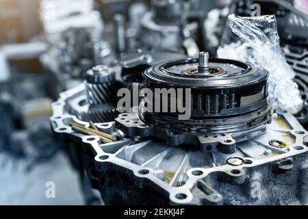 Closeup demontiert Auto Automatikgetriebe Teil auf Werkbank in der Garage oder Reparatur-Fabrik-Station für Reparatur-Service oder Wartung. Fahrzeug Stockfoto