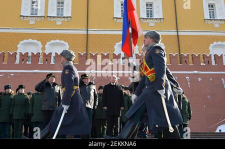 Moskau, Russland. Februar 2021, 23rd. Der russische Präsident Wladimir Putin würdigt gefallene Soldaten während einer Zeremonie am Grab des unbekannten Soldaten im Alexander-Garten im Kreml am 23. Februar 2021 in Moskau, Russland. Quelle: Planetpix/Alamy Live News Stockfoto