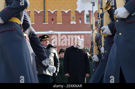 Moskau, Russland. Februar 2021, 23rd. Der russische Präsident Wladimir Putin würdigt gefallene Soldaten während einer Zeremonie am Grab des unbekannten Soldaten im Alexander-Garten im Kreml am 23. Februar 2021 in Moskau, Russland. Quelle: Planetpix/Alamy Live News Stockfoto