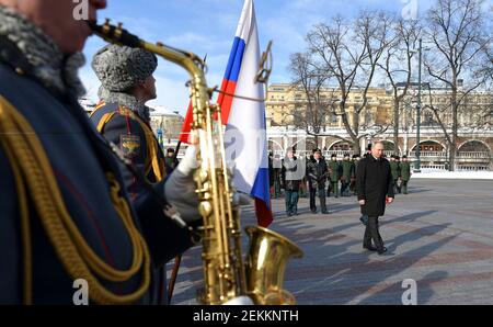 Moskau, Russland. Februar 2021, 23rd. Der russische Präsident Wladimir Putin bei einer Zeremonie anlässlich des Vaterlandsverteidigungstages am Grab des unbekannten Soldaten im Alexander-Garten im Kreml am 23. Februar 2021 in Moskau, Russland. Quelle: Planetpix/Alamy Live News Stockfoto