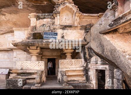 Chitradurga, Karnataka, Indien - 10. November 2013: Fort oder Elusuttina Kote. Höhleneingang bei Sampige Siddeshwara ruinösen Shiva Tempel gegen Felsbrocken Stockfoto