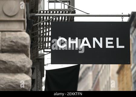 New York, USA. Februar 2021, 23rd. Das Banner der französischen Luxusmarke Chanel, das vor dem Einzelhandelsgeschäft im Stadtteil Soho in New York, NY, gesehen wurde, 23. Februar 2021. Diese Woche finden in Europa Shows der britischen und italienischen Fashion Week statt. (Foto von Anthony Behar/Sipa USA) Quelle: SIPA USA/Alamy Live News Stockfoto