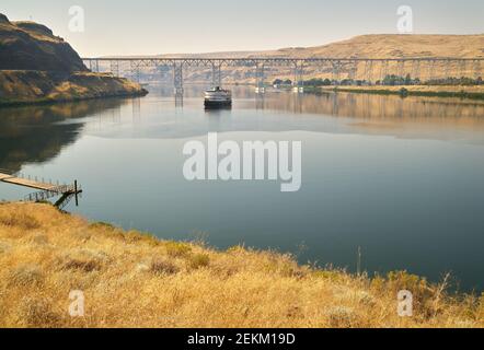 Joso High Bridge Washington State. Ein Kreuzfahrtschiff vor der Joso Eisenbahnbrücke über den Snake River im Südosten von Washington. Stockfoto