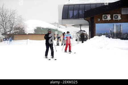 Krasnaja Poljana, Russland. Februar 2021, 22nd. Der russische Präsident Wladimir Putin und der weißrussische Präsident Alexander Lukaschenko, links, Skifahren im Bergresort Krasnaja Poljana 22. Februar 2021 in der Nähe von Sotschi, Russland. Quelle: Planetpix/Alamy Live News Stockfoto