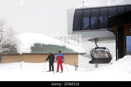 Krasnaja Poljana, Russland. Februar 2021, 22nd. Der russische Präsident Wladimir Putin und der weißrussische Präsident Alexander Lukaschenko, links, Skifahren im Bergresort Krasnaja Poljana 22. Februar 2021 in der Nähe von Sotschi, Russland. Quelle: Planetpix/Alamy Live News Stockfoto