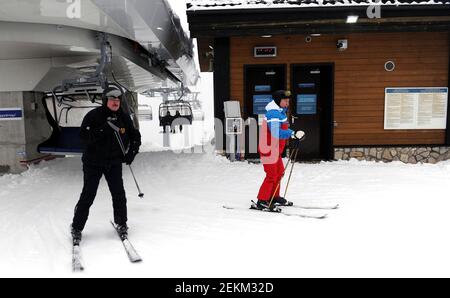 Krasnaja Poljana, Russland. Februar 2021, 22nd. Der russische Präsident Wladimir Putin und der weißrussische Präsident Alexander Lukaschenko, links, Skifahren im Bergresort Krasnaja Poljana 22. Februar 2021 in der Nähe von Sotschi, Russland. Quelle: Planetpix/Alamy Live News Stockfoto