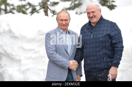 Sotschi, Russland. Februar 2021, 22nd. Der russische Präsident Wladimir Putin begrüßt den belarussischen Präsidenten Alexander Lukaschenko, rechts, in seiner Residenz am Schwarzen Meer am Kap Idokopas am 22. Februar 2021 in Sotschi, Russland. Quelle: Planetpix/Alamy Live News Stockfoto