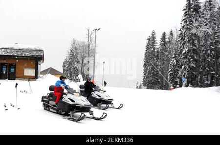 Krasnaja Poljana, Russland. Februar 2021, 22nd. Der russische Präsident Wladimir Putin und der weißrussische Präsident Alexander Lukaschenko, rechts, fahren Schneemobile im Bergresort Krasnaja Poljana 22. Februar 2021 in der Nähe von Sotschi, Russland. Quelle: Planetpix/Alamy Live News Stockfoto