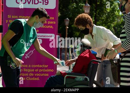 Stadt Buenos Aires, Stadt Buenos Aires, Argentinien. Februar 2021, 23rd. INT. WorldNews. COVID-19. Februar 23, 2021. Stadt Buenos Aires, Argentinien.- Erwachsene über 80 Jahre alt betreten das temporäre Impfzentrum im Centro Cultural Recoleta, Stadt Buenos Aires, Argentinien, weil sie am 23. Februar 2021 gegen SARS CoV2 (COVID-19) geimpft wurden. Quelle: Julieta Ferrario/ZUMA Wire/Alamy Live News Stockfoto