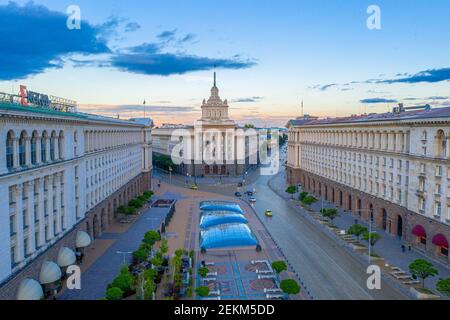 Sofia, Bulgarien, 3. Juni 2020: Blick auf den Largo-Platz in Sofia mit dem Nationalversammlungsgebäude (auf dem Bild kyrillisch geschrieben), Bulgarien Stockfoto