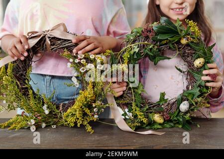 Nahaufnahme der Familie Dekoration Kranz mit Blumen und Eier für Ostern Stockfoto
