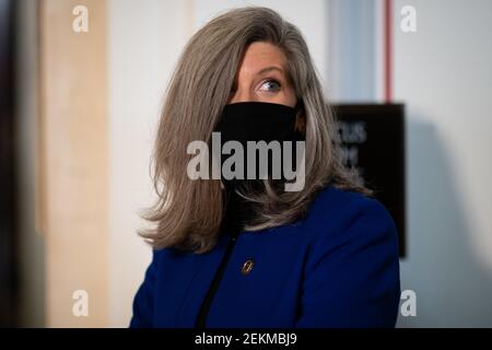 Washington, USA. Februar 2021, 23rd. Senator Joni Ernst (R-IA) im Senate Russel Office Gebäude im US Capitol, in Washington, DC, am Dienstag, 23. Februar, 2021. Die Bestätigungsanhörungen für das Kabinett von Präsident Biden wurden heute mit dem Vertreter deb Haaland für Innenminister und Bacccera für HHS fortgesetzt, da der vollständige Senat abstimmen und zusätzliche Nominierte debattieren wird. (Graeme Sloan/Sipa USA) Quelle: SIPA USA/Alamy Live News Stockfoto