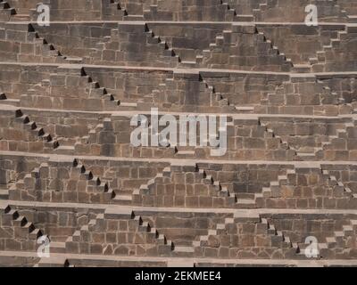 Nahaufnahme der Stufen bei chand baori, einem Steppenbrunnen im Dorf abhaneri im indischen Bundesstaat rajasthan gelegen Stockfoto