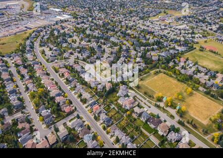 Luftaufnahme von Häusern und Straßen in Wohngebieten während der Herbstsaison in Calgary, Alberta, Kanada. Stockfoto