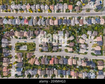 Luftaufnahme von oben nach unten von Häusern und Straßen in Wohngebieten während der Herbstsaison in Calgary, Alberta, Kanada. Stockfoto