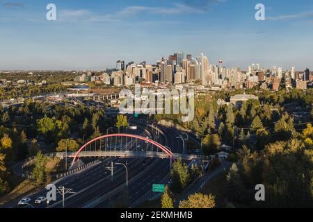 Luftaufnahme der Innenstadt von Calgary während der Herbstsaison in Alberta, Kanada. Stockfoto