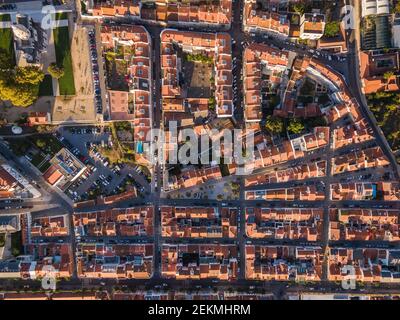 Luftaufnahme von oben nach unten der traditionellen Wohngegend bei Sonnenaufgang im Belem Viertel von Lissabon, Portugal. Stockfoto