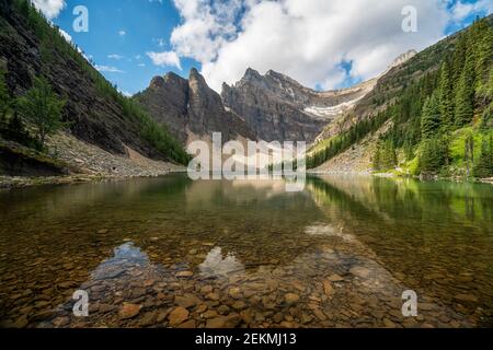 Lake Agnes auf dem Tea House Trail im Sommer im Banff National Park, Alberta, Kanada. Stockfoto