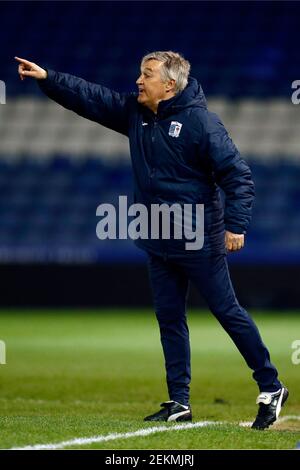 OLDHAM, ENGLAND. FEB 23rd: Barrow-Manager Rob Kelly beim Sky Bet League 2-Spiel zwischen Oldham Athletic und Barrow im Boundary Park, Oldham am Dienstag, den 23rd. Februar 2021. (Kredit: Chris Donnelly, MI News) Kredit: MI Nachrichten & Sport /Alamy Live Nachrichten Stockfoto