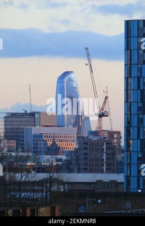 Blick auf gemischte Architektur mit Blick nach Süden über London, in der Dämmerung, im Winter, Großbritannien Stockfoto