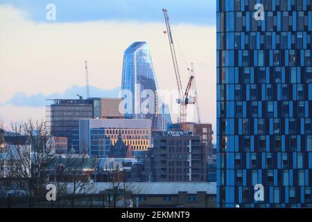 Blick auf gemischte Architektur mit Blick nach Süden über London, in der Dämmerung, im Winter, Großbritannien Stockfoto