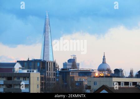 Blick auf gemischte Architektur mit Blick nach Süden über London, in der Dämmerung, im Winter, Großbritannien Stockfoto