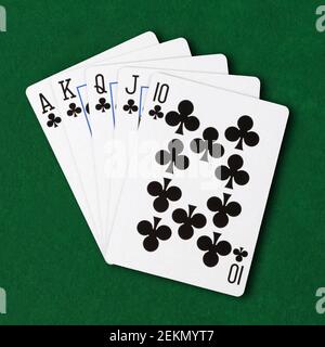 Hand der Karten Clubs Royal Flush auf grünen Karte Tisch Gewebe gewinnende Hand Geschäftskonzept Stockfoto