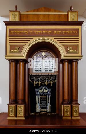 Türen der Arche aus geschnitztem Holz mit den Tora-Rollen in der Woronesch-Synagoge in Rostow am Don, Russland, 17. Februar 2021. Stockfoto