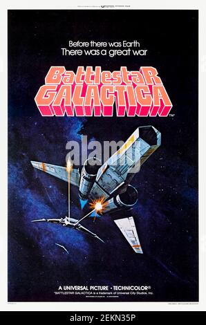 Battlestar Galactica (1978) unter der Regie von Richard A. Colla mit Richard Hatch, Dirk Benedict und Lorne Greene. Nach der Zerstörung der zwölf Kolonien der Menschheit führt der letzte große Kampfflugzeug eine notdürftig flüchtige Flotte auf der verzweifelten Suche nach dem legendären Planeten Erde. Stockfoto