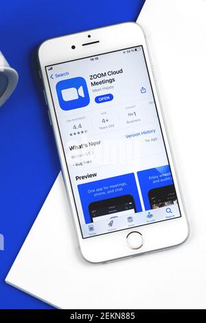 Kharkov, Ukraine - 22. Februar 2021: Zoom Video Communications Anwendung auf Apple iPhone Smartphone Stockfoto