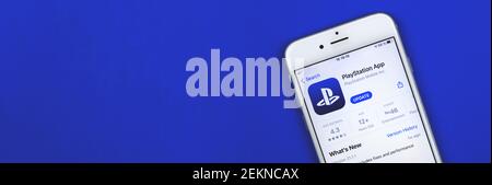 Kharkov, Ukraine - 22. Februar 2021: PlayStation-Anwendung auf Apple iPhonescreen, Software von Sony, Banner und kopieren Raum Foto Stockfoto