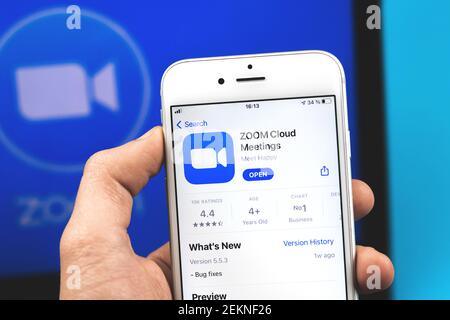 Kharkov, Ukraine - 22. Februar 2021: Zoom App close up, Apple iPhone und App Store, Logo auf dem Hintergrund Stockfoto