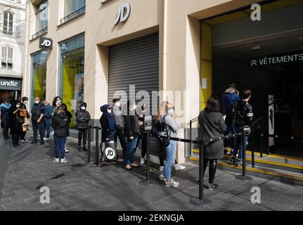 Nizza, Frankreich. Februar 2021, 23rd. Am 23. Februar 2021 geht es in Nizza, der Hauptstadt des Küstendepartements Alpes-Maritimes, Südfrankreich, in eine Boutique. Alpes-Maritimes, die das Land die höchste COVID-19 Inzidenzrate berichtet, wird in den nächsten zwei Wochenenden in Sperre gesetzt werden, Gemeinden sagten am Montag. Kredit: Serge Haouzi/Xinhua/Alamy Live Nachrichten Stockfoto