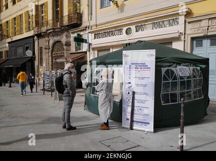 Nizza, Frankreich. Februar 2021, 23rd. Am 23. Februar 2021 stehen Menschen vor einem COVID-19-Testgelände in Nizza, der Hauptstadt des Küstendepartements Alpes-Maritimes, Südfrankreich. Alpes-Maritimes, die das Land die höchste COVID-19 Inzidenzrate berichtet, wird in den nächsten zwei Wochenenden in Sperre gesetzt werden, Gemeinden sagten am Montag. Kredit: Serge Haouzi/Xinhua/Alamy Live Nachrichten Stockfoto