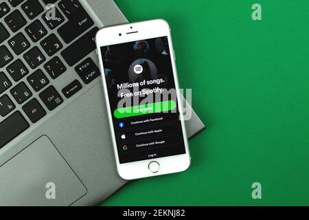 Kharkov, Ukraine - 22. Februar 2021: Spotify-Logo auf dem Apple iPhone-Bildschirm, Anwendung für Mobiltelefone zum Musikhören Stockfoto