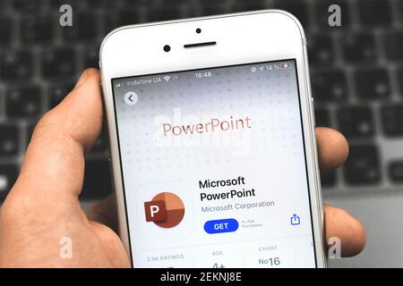 Kharkov, Ukraine - 22. Februar 2021: Microsoft Office PowerPoint-Anwendung Symbol auf dem Apple iPhone-Bildschirm, Nahaufnahme Foto Stockfoto