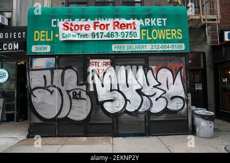 New York, New York, USA. Februar 2021, 23rd. Ein Delikatessengeschäft in Chelsea als Gewerbeimmobilien einschließlich Restaurants und Geschäften leiden unter den Auswirkungen der COVID-19 Pandemie am 23. Februar 2021 in New York. Quelle: Bryan Smith/ZUMA Wire/Alamy Live News Stockfoto