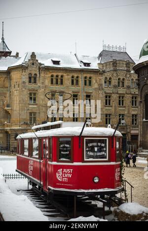 Lviv, Ukraine - 22. Januar 2019: Rote alte Tram-Souvenir-Boutique auf einer Stadtstraße. Einzelhandel für Touristen. Tourismuszentrum in der Innenstadt. Farbenfrohe Farben Stockfoto