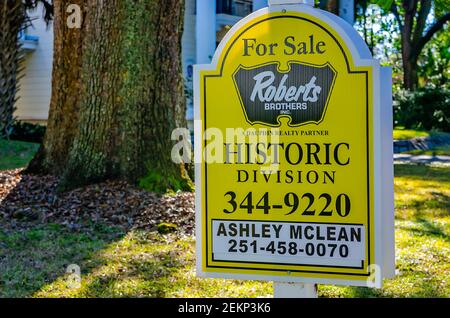 Ein Immobilienschild zum Verkauf ist vor einem historischen Haus in der Government Street im Oakleigh Garden Historic District in Mobile, Alabama abgebildet. Stockfoto