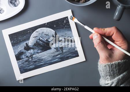 Handzeichnung Mond und Berge in schwarz und weiß mit Pinsel auf grauem Hintergrund. Monochrom flach liegend Stockfoto